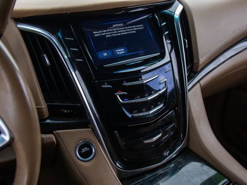 Used 2018 Cadillac Escalade Platinum AWD/4WD image 15