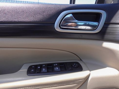 Used 2022 Jeep Grand Cherokee Laredo E RWD image 11