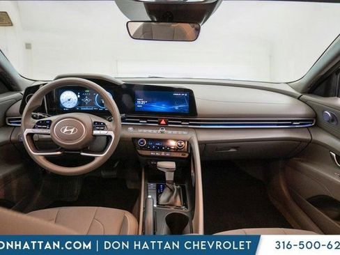 Used 2024 Hyundai Elantra SEL image 3