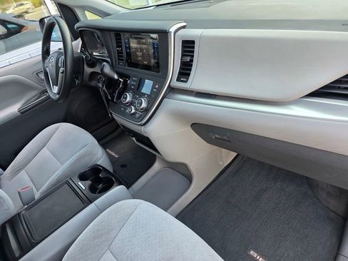 Used 2015 Toyota Sienna LE image 21
