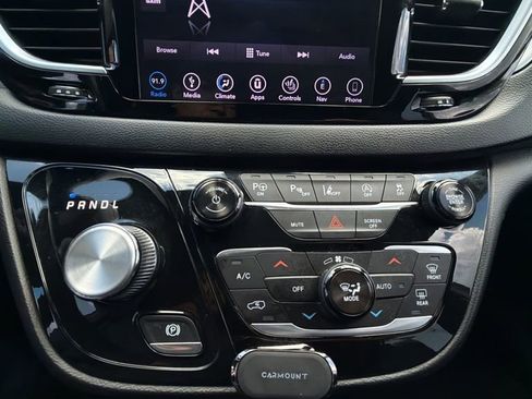 Used 2018 Chrysler Pacifica Touring-L Plus w/ Advanced Safetytec Group FWD image 15