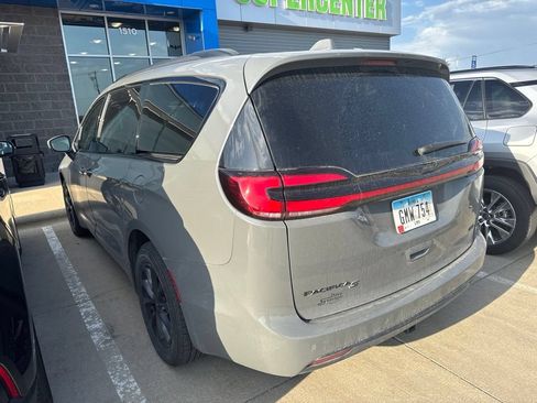 Used 2021 Chrysler Pacifica Touring-L w/ Uconnect Theater Family Group AWD/4WD image 4