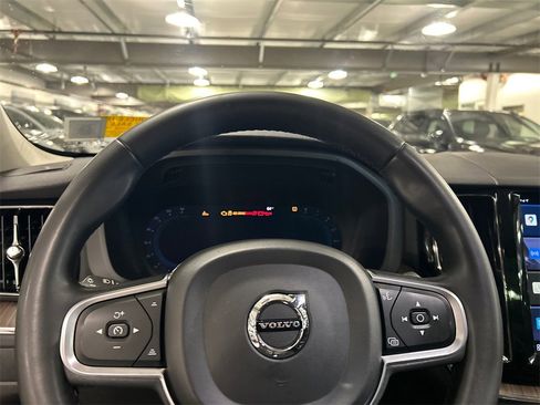 Certified 2022 Volvo XC60 B5 Momentum w/ Climate Package image 13