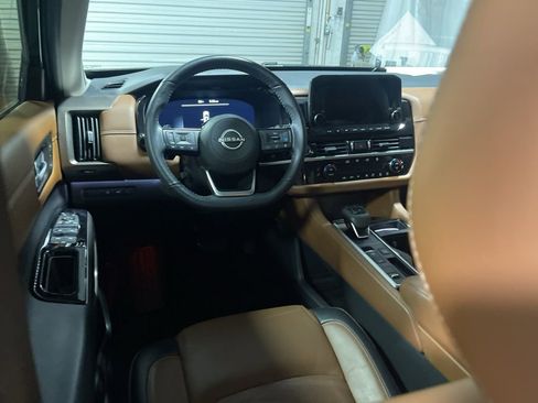 Used 2024 Nissan Pathfinder Platinum image 21