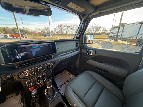 Used 2025 Jeep Gladiator Mojave w/ Convenience Group image 33