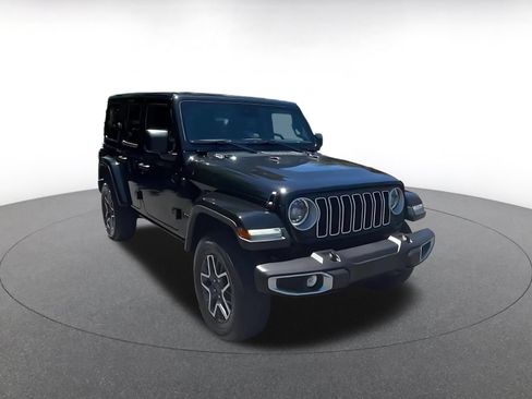 Used 2025 Jeep Wrangler Unlimited Sahara AWD/4WD image 3