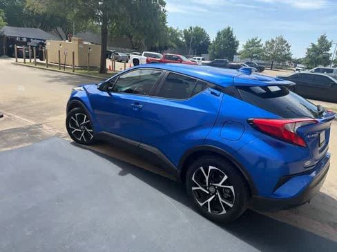 Used 2021 Toyota C-HR XLE FWD image 3