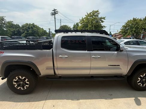 Used 2017 Toyota Tacoma TRD Off-Road w/ Premium & Technology Package AWD/4WD image 7