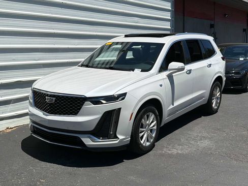 Used 2022 Cadillac XT6 Luxury FWD image 2