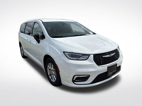 Used 2025 Chrysler Pacifica Select FWD image 3