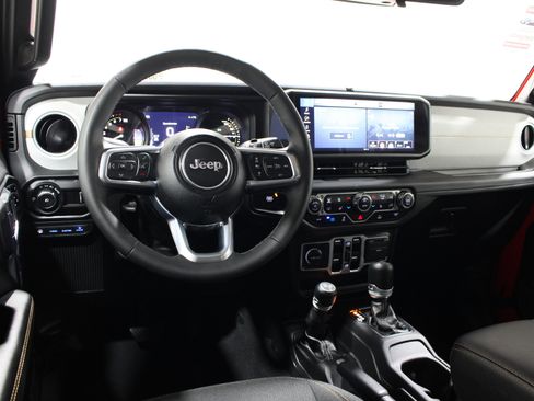 Used 2025 Jeep Wrangler Unlimited Sahara AWD/4WD image 2