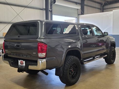 Used 2017 Toyota Tacoma SR5 w/ Tow Package AWD/4WD image 4