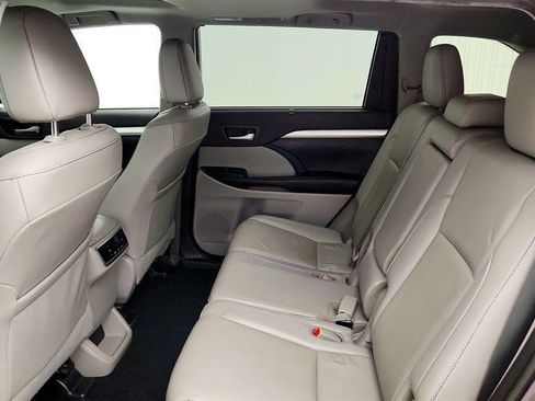 Used 2019 Toyota Highlander XLE AWD/4WD image 21