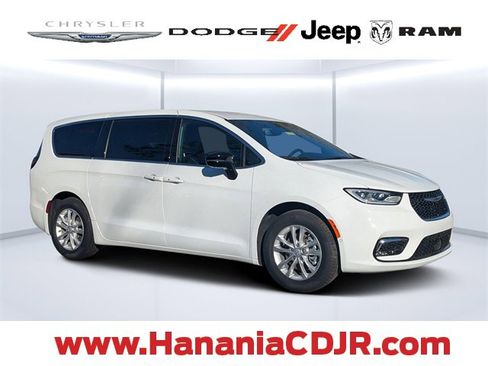 New 2026 Chrysler Pacifica Select image 1