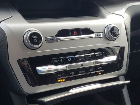 Used 2022 Ford Explorer XLT image 25