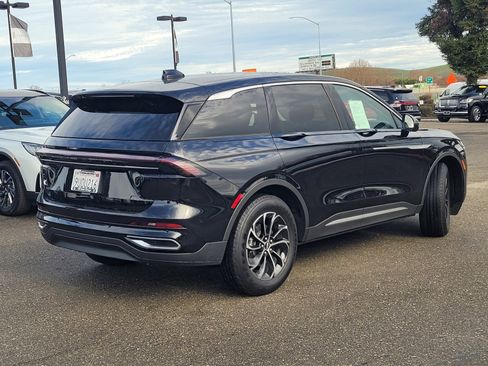 Used 2025 Lincoln Nautilus Premier image 4