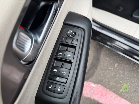 Used 2023 Chrysler Pacifica Touring-L FWD image 13