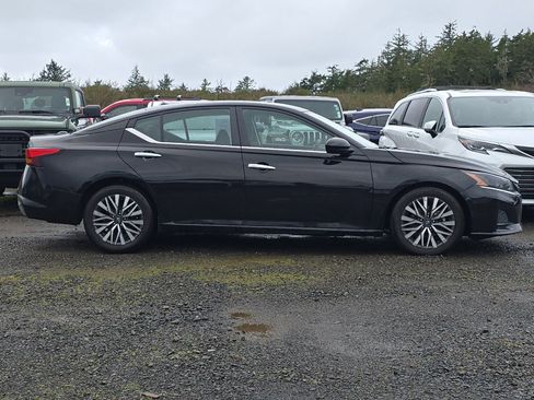 Used 2023 Nissan Altima 2.5 SV image 3