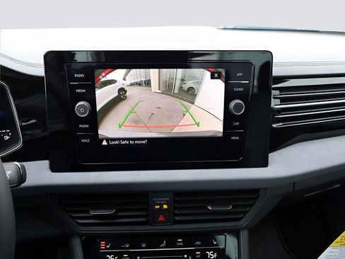 Used 2025 Volkswagen Jetta SE image 24