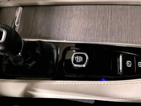 Certified 2022 Volvo XC90 T6 Inscription w/ Climate Package image 32