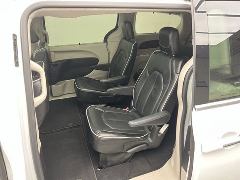 Used 2023 Chrysler Pacifica Limited image 12