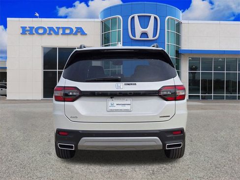 New 2025 Honda Pilot Touring image 4