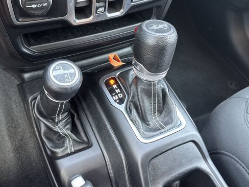 Used 2019 Jeep Wrangler Unlimited Sahara AWD/4WD image 15