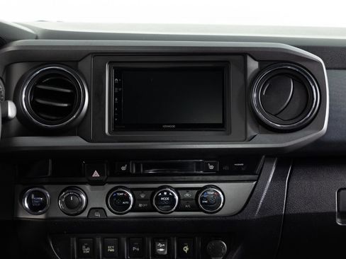 Used 2017 Toyota Tacoma TRD Off-Road w/ Premium & Technology Package AWD/4WD image 31