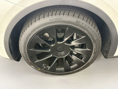Used 2021 Tesla Model Y Long Range AWD/4WD image 11