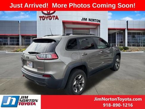 Used 2019 Jeep Cherokee Trailhawk w/ Comfort/Convenience Group AWD/4WD image 3