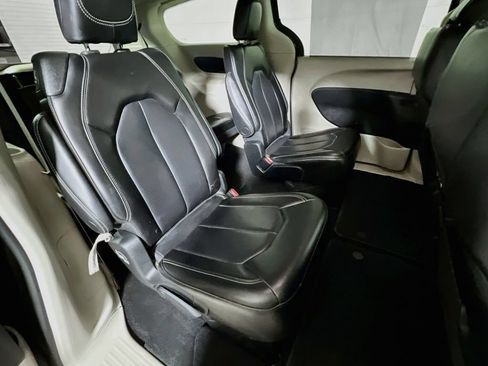 Used 2023 Chrysler Pacifica Touring-L FWD image 24