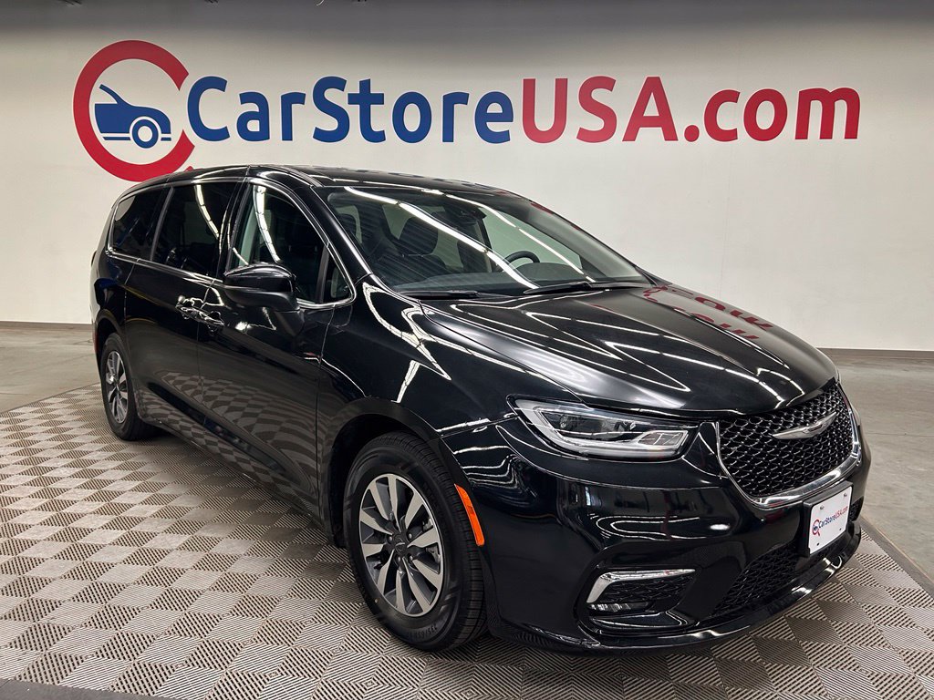 Used 2023 Chrysler Pacifica Touring-L FWD image 1