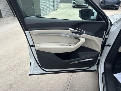 Used 2024 Audi Q8 e-tron Premium Plus w/ Premium Plus Package image 10