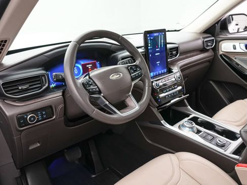 Certified 2023 Ford Explorer Platinum w/ Technology Package AWD/4WD image 13