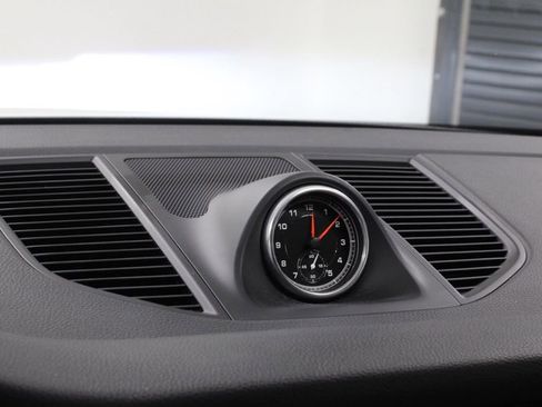 Certified 2021 Porsche Macan image 25