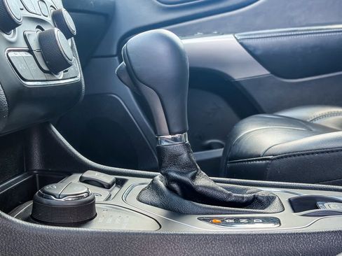 Used 2019 Jeep Cherokee Latitude Plus w/ Cold Weather Group AWD/4WD image 21