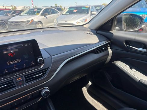 Used 2025 Nissan Altima 2.5 SV FWD image 35