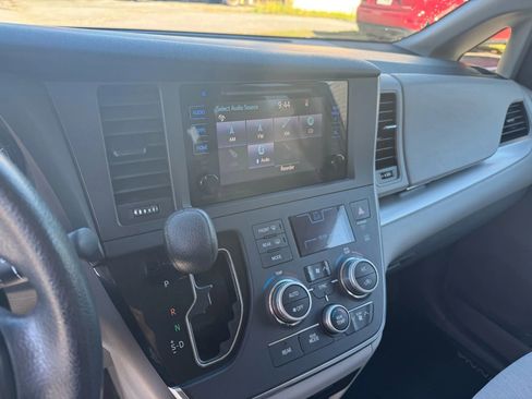 Used 2016 Toyota Sienna LE image 19