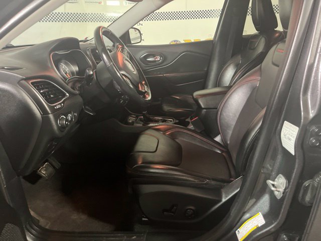 Used 2019 Jeep Cherokee Trailhawk w/ Comfort/Convenience Group AWD/4WD image 11