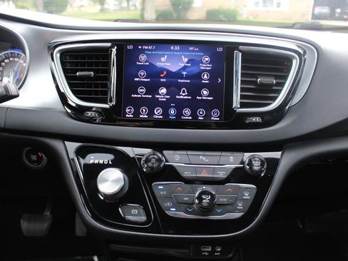 Used 2018 Chrysler Pacifica Touring-L Plus w/ S Appearance Package FWD image 28