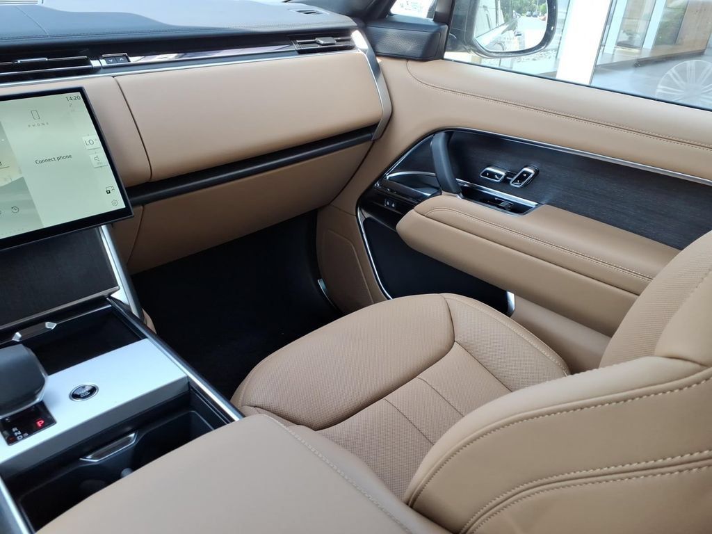 New 2026 Land Rover Range Rover Long Wheelbase SE AWD/4WD image 22