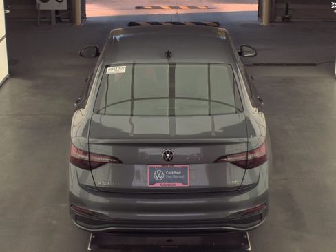 Used 2024 Volkswagen Jetta SE FWD image 6