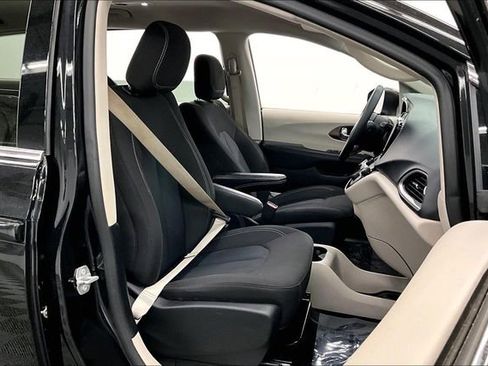 Used 2023 Chrysler Voyager LX FWD image 8