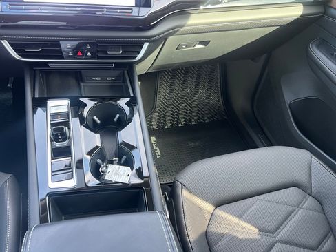 Used 2024 Volkswagen Atlas SE w/ Black Wheel Package image 36