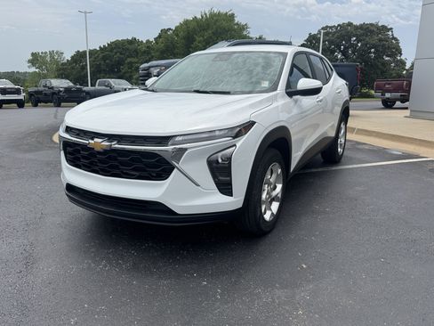 Used 2024 Chevrolet Trax LS w/ LS Convenience Package FWD image 2