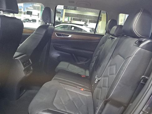 Used 2024 Volkswagen Atlas SE w/ Panoramic Sunroof Package AWD/4WD image 35