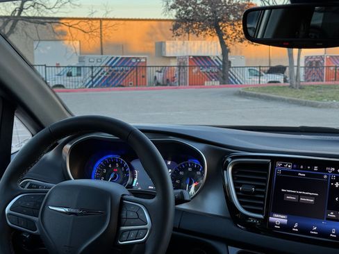 Used 2025 Chrysler Pacifica Select image 36