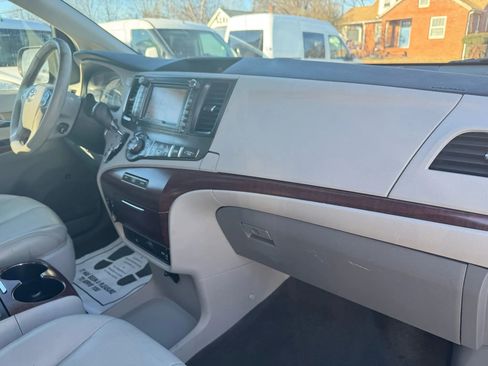 Used 2012 Toyota Sienna Limited image 75