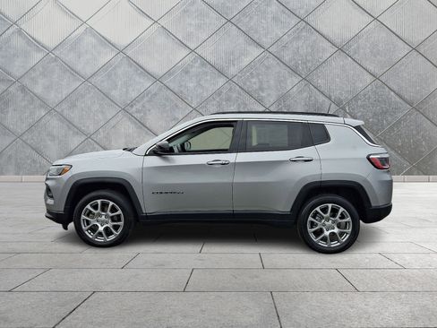 Used 2022 Jeep Compass Latitude image 4