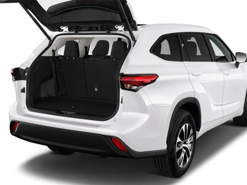 Used 2024 Toyota Highlander XLE FWD image 7